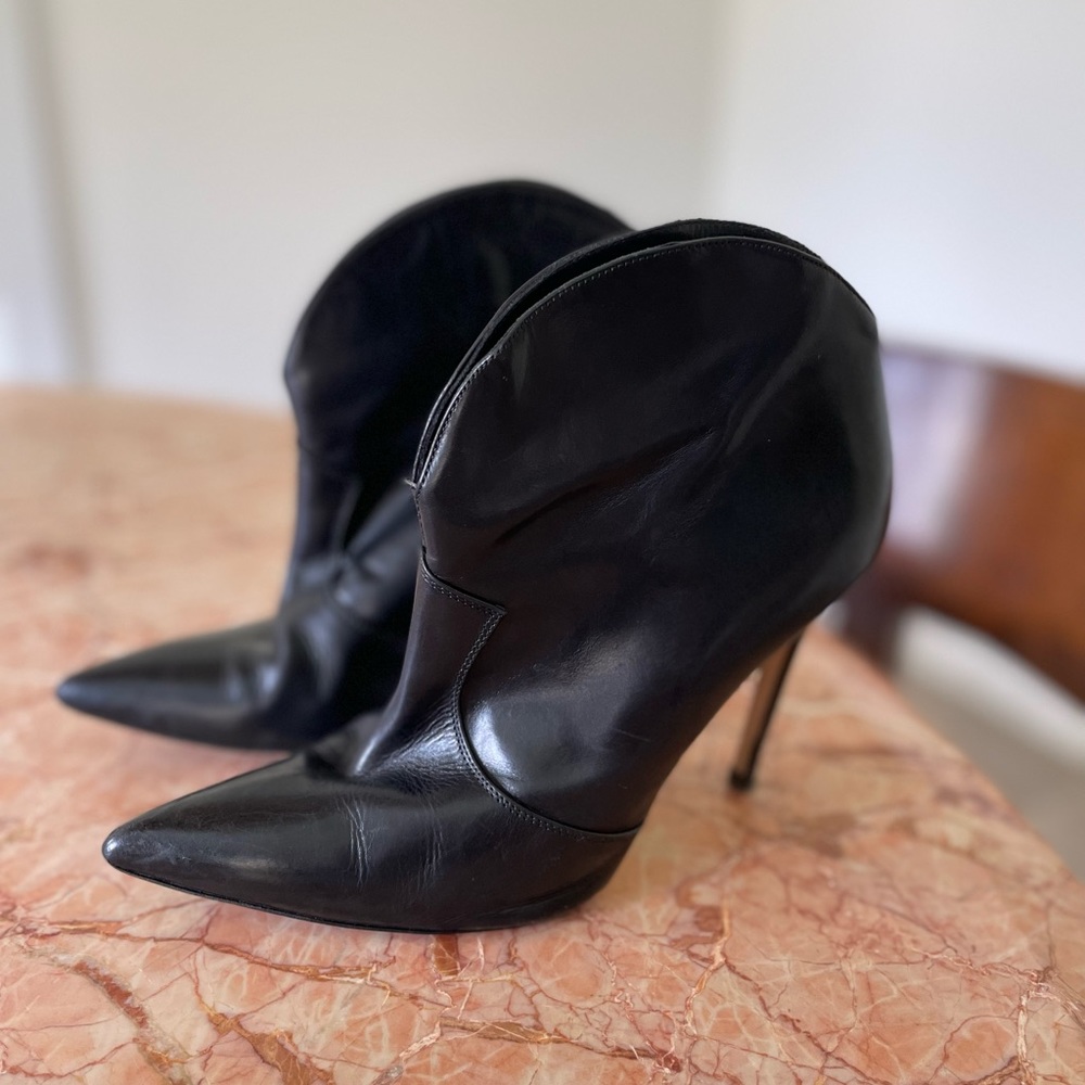 Scoop NYC black leather booties size 6